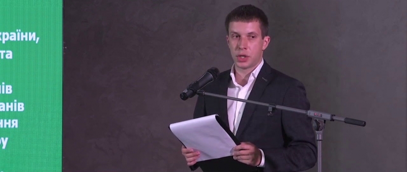 Нардеп от "Слуги народа" Арсенюк устроил потасовку в Черкассах: "Требую продолжения банкета"