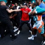 Сорванная бейсболка и потасовка: как Джейк Пол стал участником конфликта на дуэли взглядов брата с Мейвезером