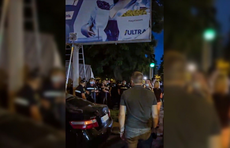 Массовая потасовка в Днепре из-за рекламных бордов: пострадали журналисты, есть раненый