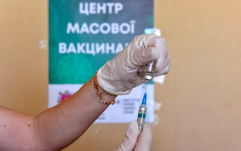 В Киеве образовалась большая очередь на вакцинацию от COVID-19: люди паниковали и ругались